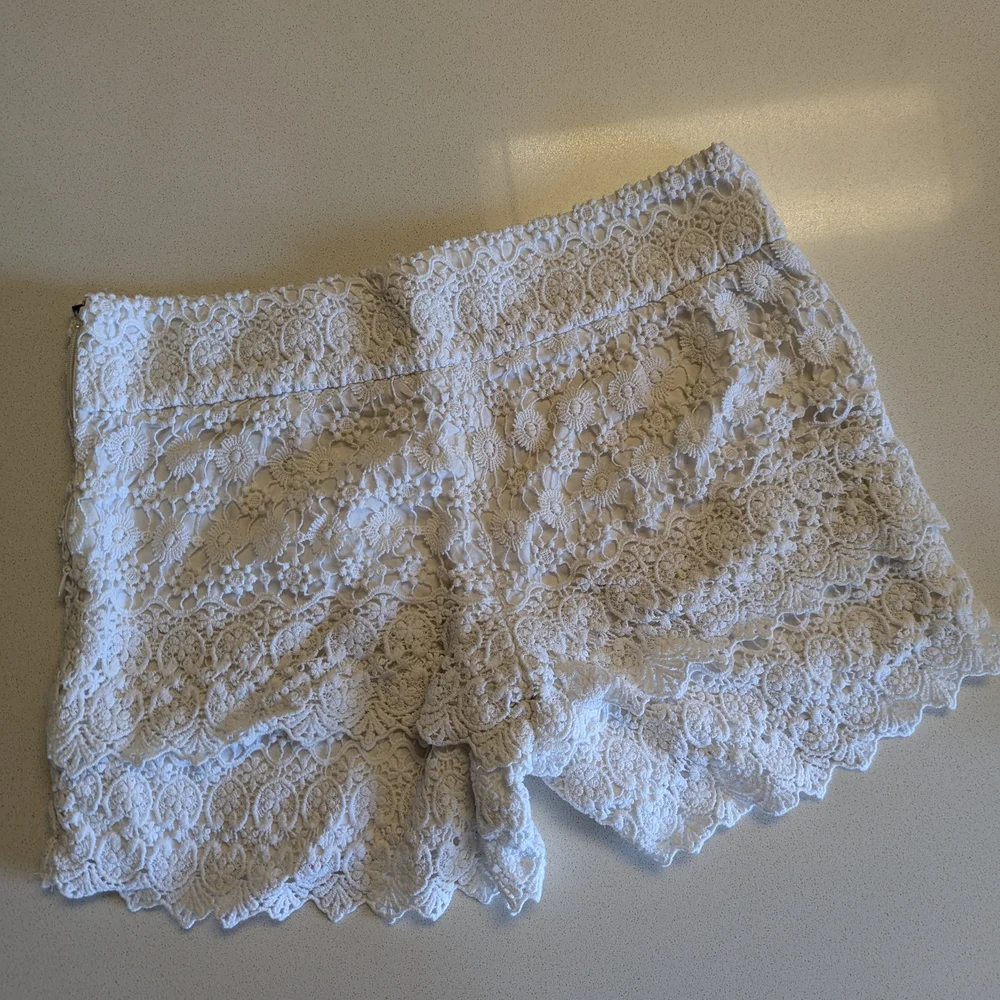3 for $25 | LOFT | Size 00 | White Lace Women Shorts - Picture 3 of 6